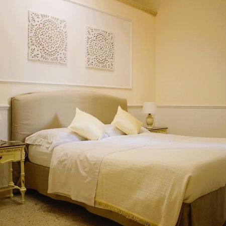 Dimora Le Tre Muse Guesthouse เลชเช ภายนอก รูปภาพ