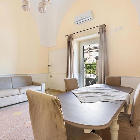 Dimora Le Tre Muse Guesthouse เลชเช ภายนอก รูปภาพ
