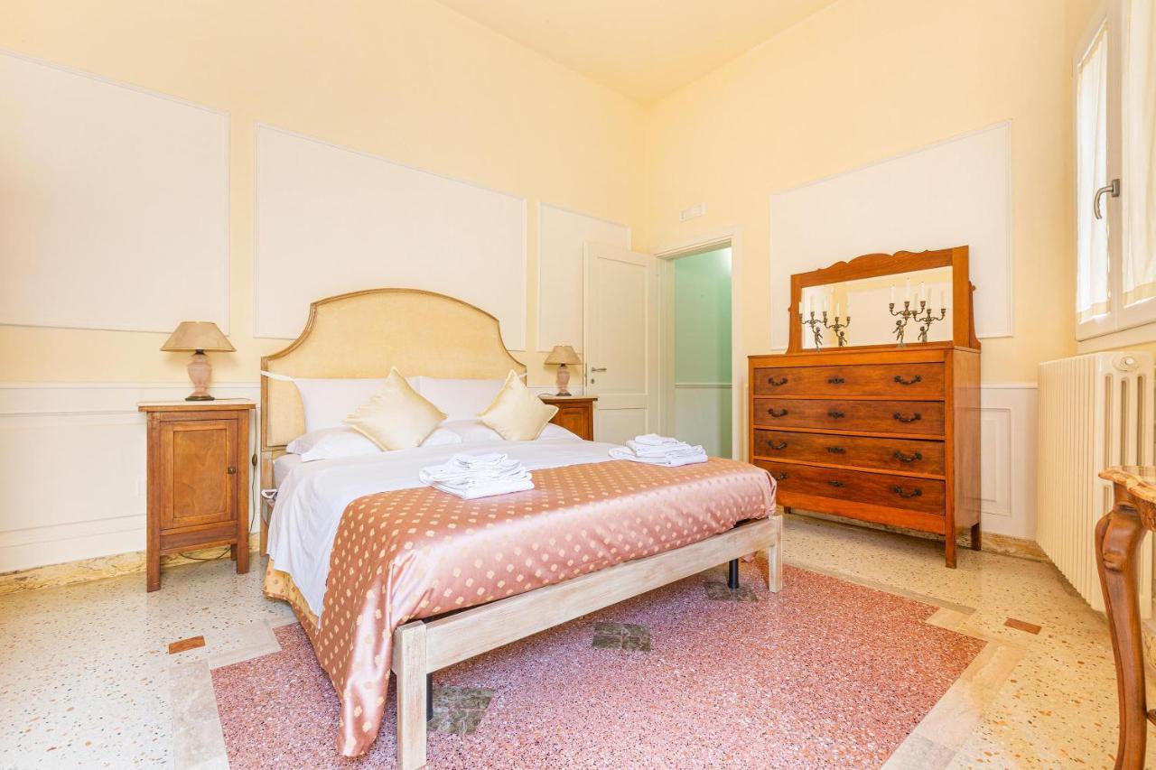 Dimora Le Tre Muse Guesthouse เลชเช ภายนอก รูปภาพ
