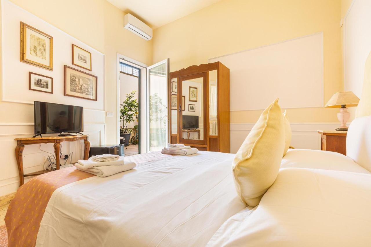 Dimora Le Tre Muse Guesthouse เลชเช ภายนอก รูปภาพ