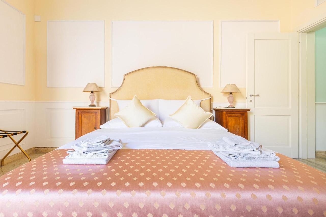 Dimora Le Tre Muse Guesthouse เลชเช ภายนอก รูปภาพ