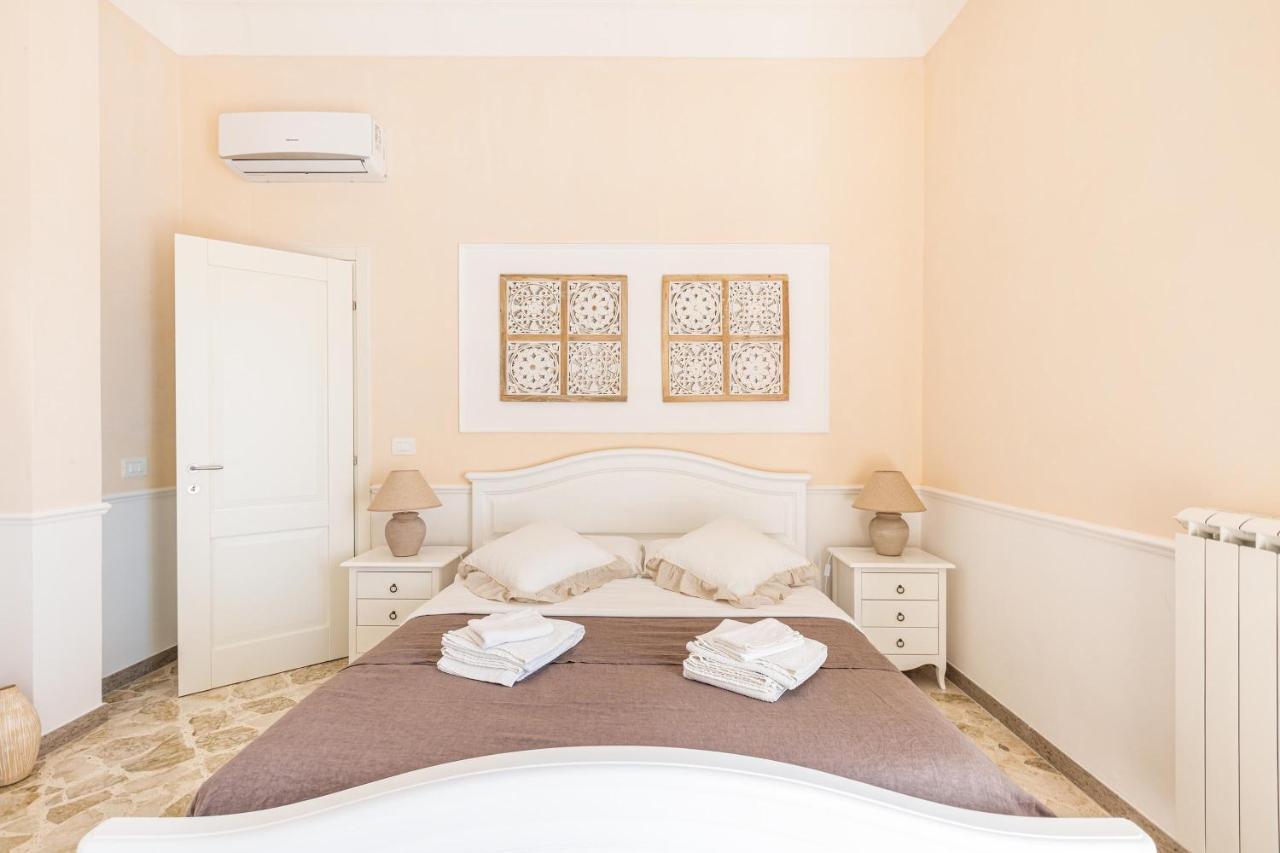 Dimora Le Tre Muse Guesthouse เลชเช ภายนอก รูปภาพ
