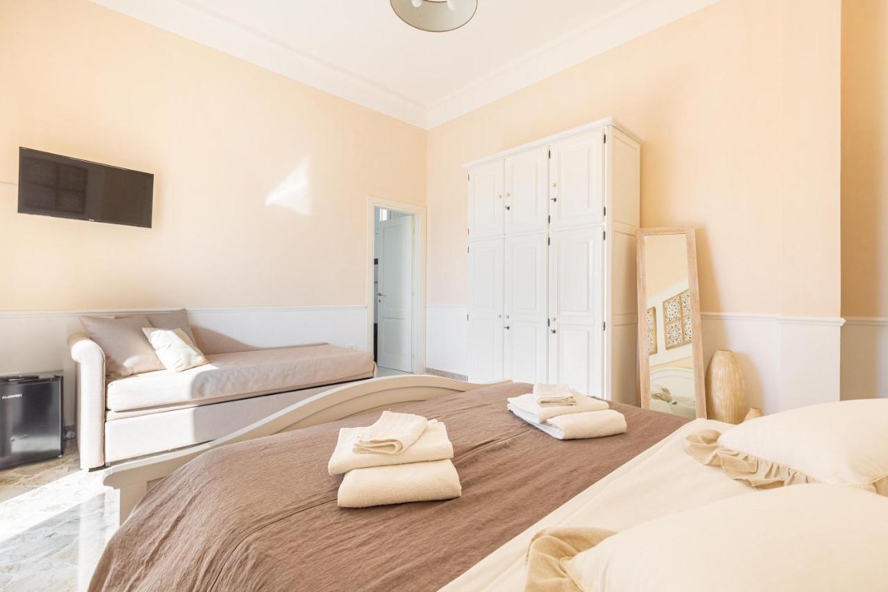 Dimora Le Tre Muse Guesthouse เลชเช ภายนอก รูปภาพ
