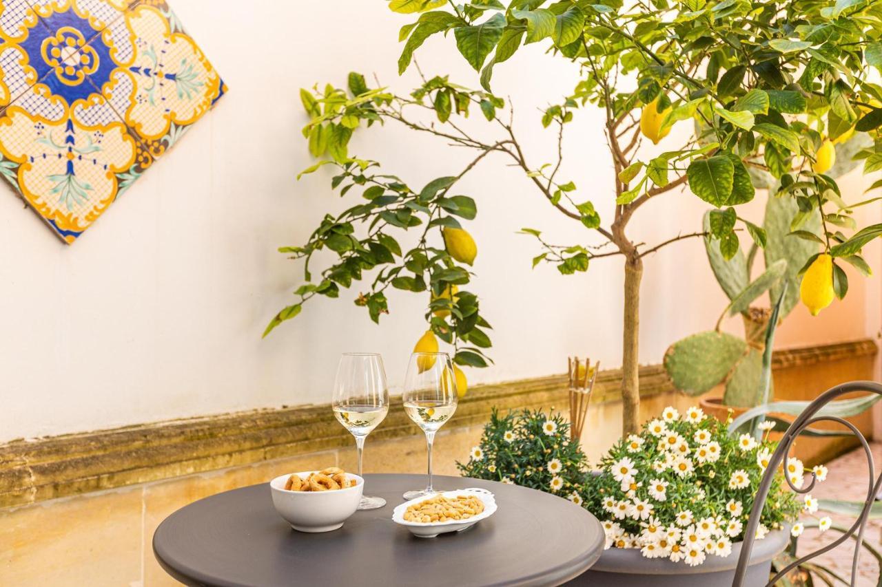 Dimora Le Tre Muse Guesthouse เลชเช ภายนอก รูปภาพ