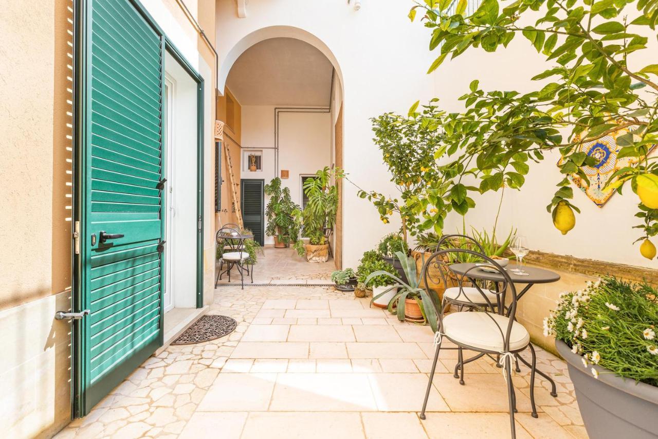 Dimora Le Tre Muse Guesthouse เลชเช ภายนอก รูปภาพ
