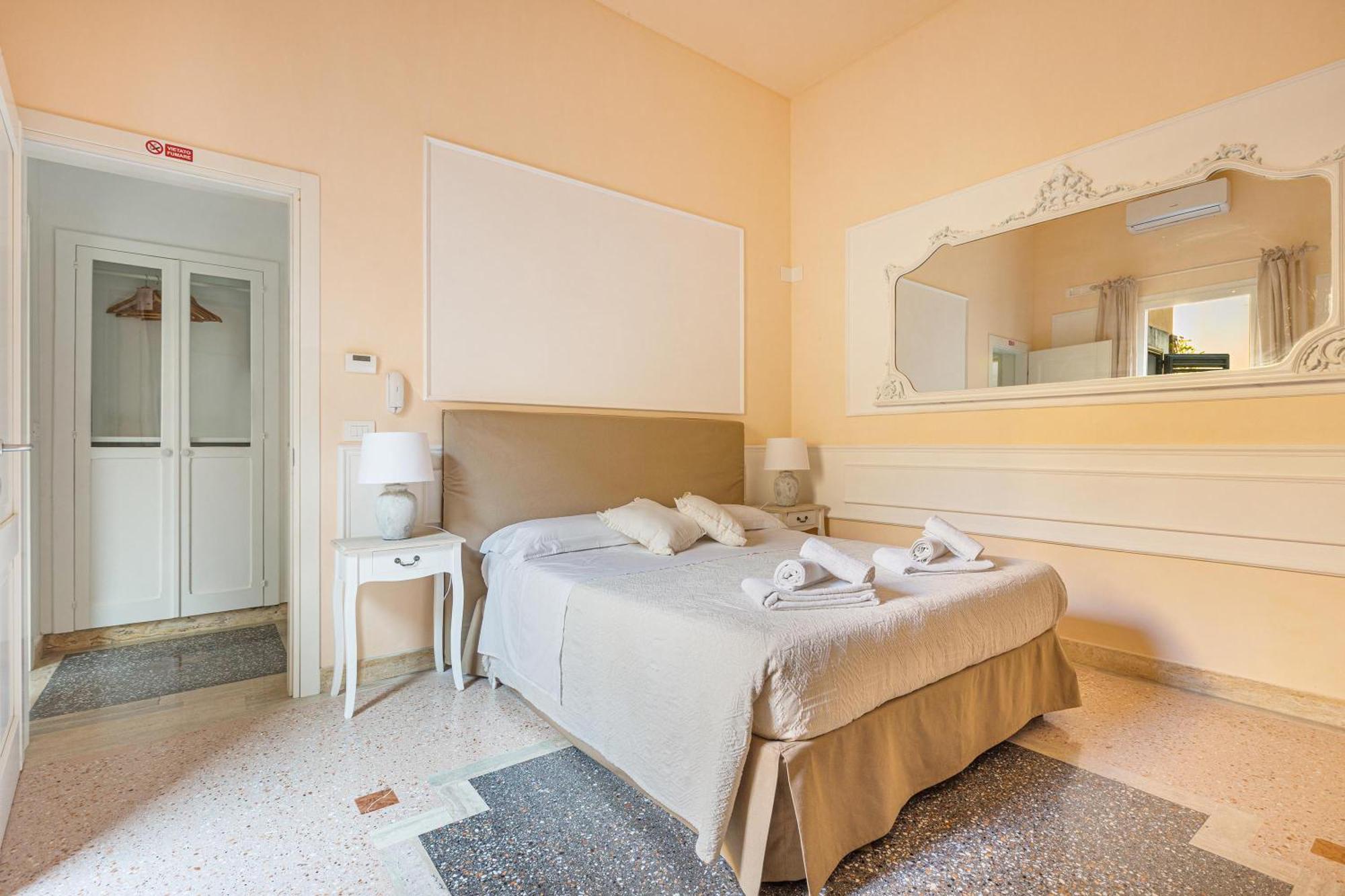 Dimora Le Tre Muse Guesthouse เลชเช ภายนอก รูปภาพ