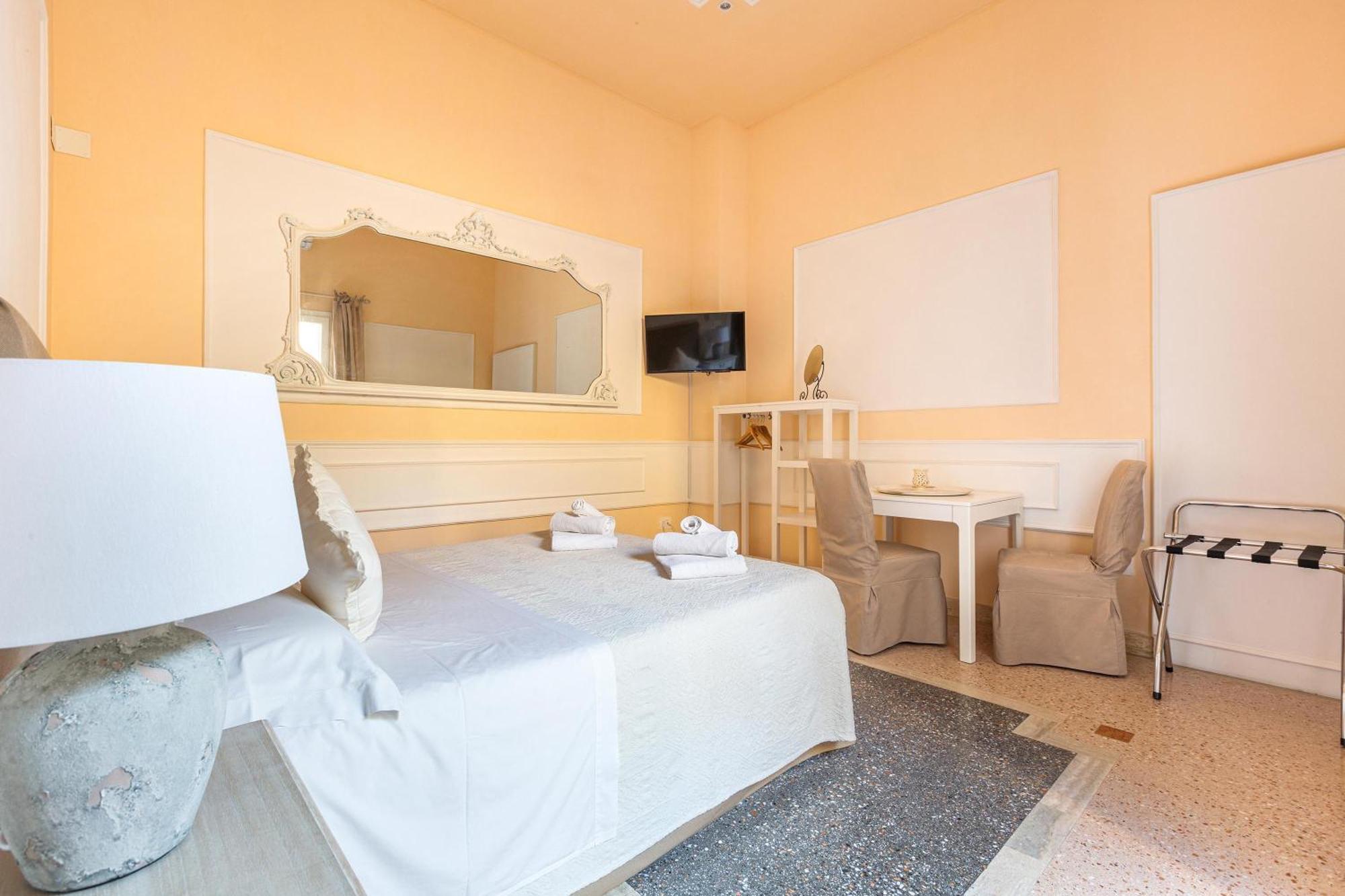 Dimora Le Tre Muse Guesthouse เลชเช ภายนอก รูปภาพ