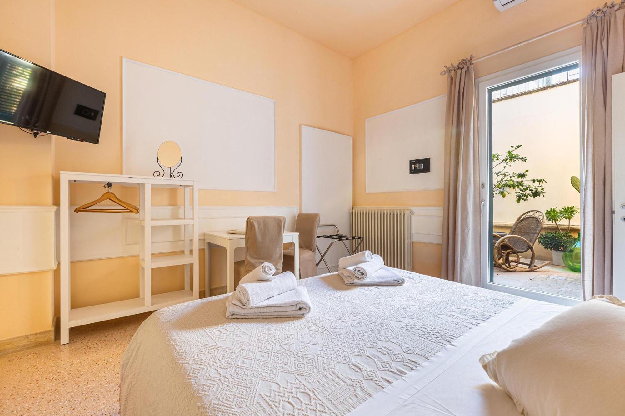 Dimora Le Tre Muse Guesthouse เลชเช ภายนอก รูปภาพ