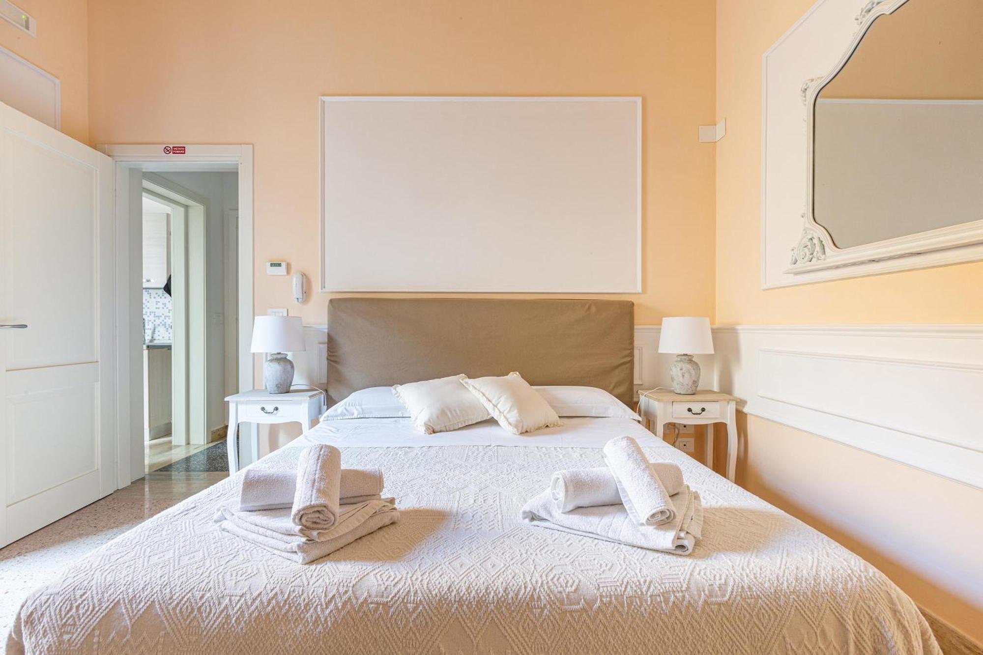 Dimora Le Tre Muse Guesthouse เลชเช ภายนอก รูปภาพ
