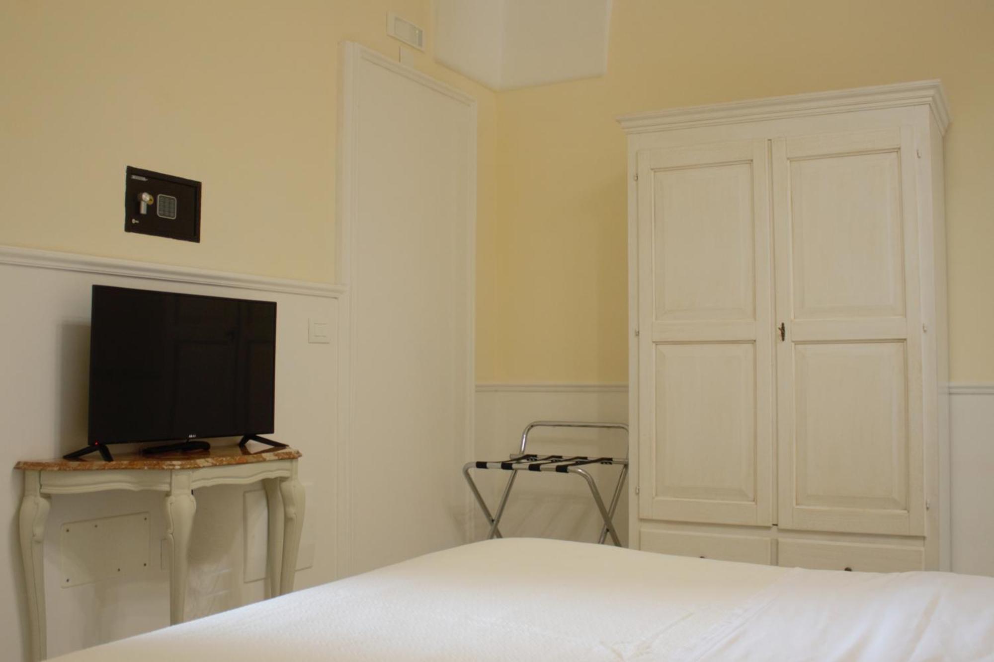 Dimora Le Tre Muse Guesthouse เลชเช ภายนอก รูปภาพ