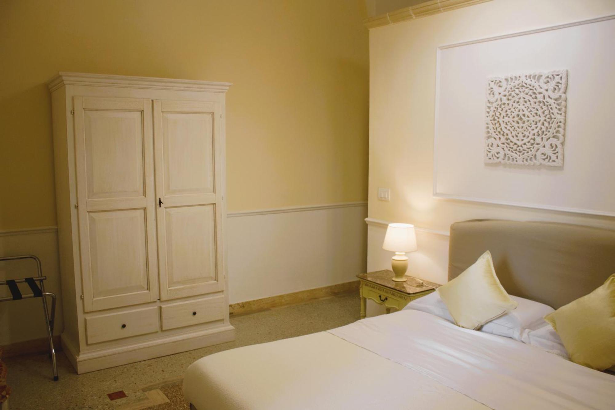 Dimora Le Tre Muse Guesthouse เลชเช ภายนอก รูปภาพ