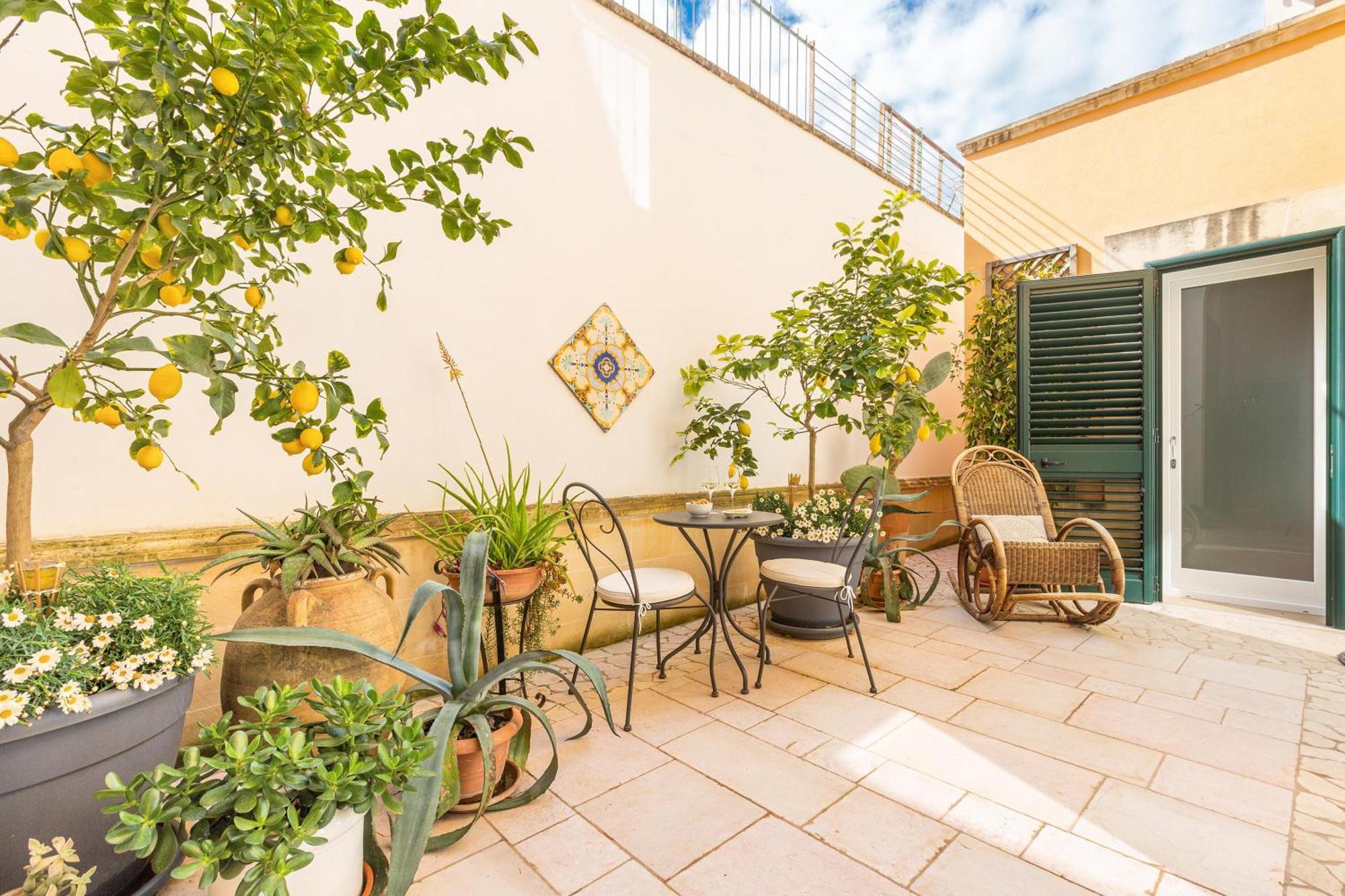 Dimora Le Tre Muse Guesthouse เลชเช ภายนอก รูปภาพ