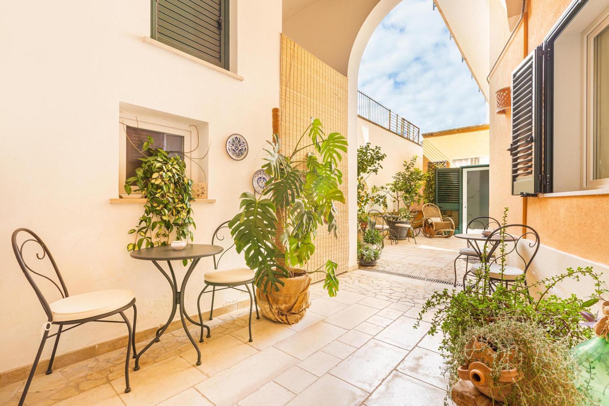 Dimora Le Tre Muse Guesthouse เลชเช ภายนอก รูปภาพ