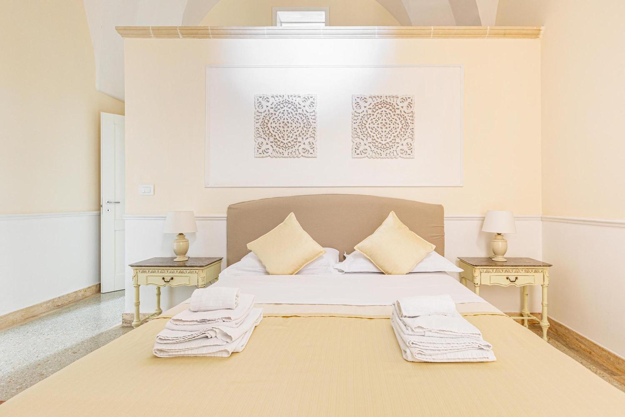 Dimora Le Tre Muse Guesthouse เลชเช ภายนอก รูปภาพ