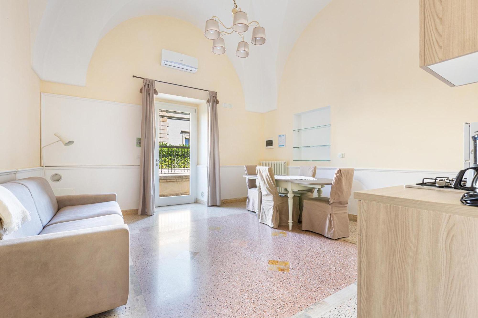 Dimora Le Tre Muse Guesthouse เลชเช ภายนอก รูปภาพ