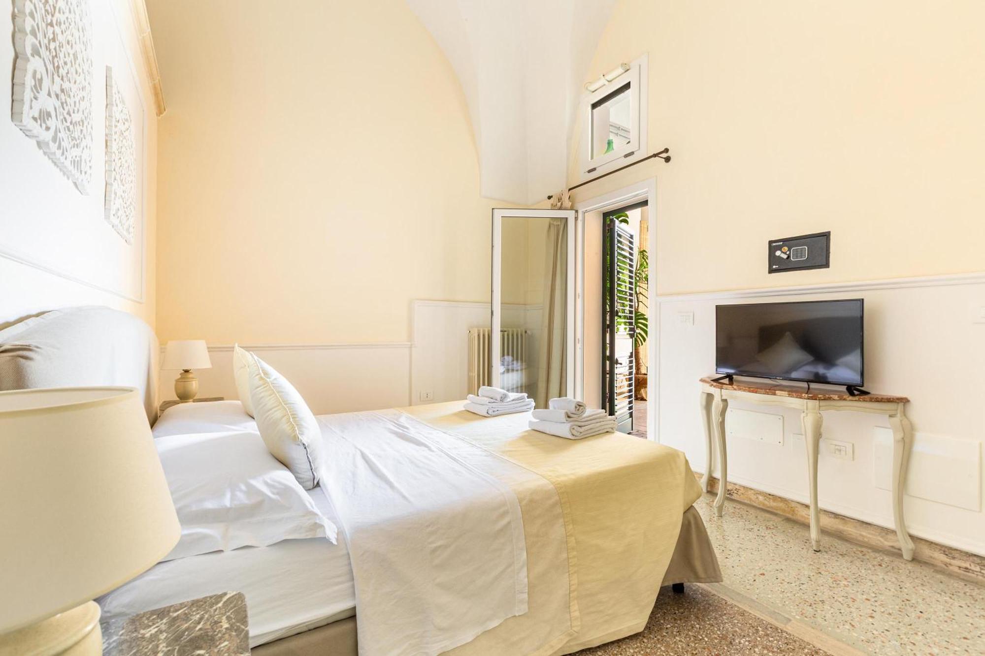 Dimora Le Tre Muse Guesthouse เลชเช ภายนอก รูปภาพ